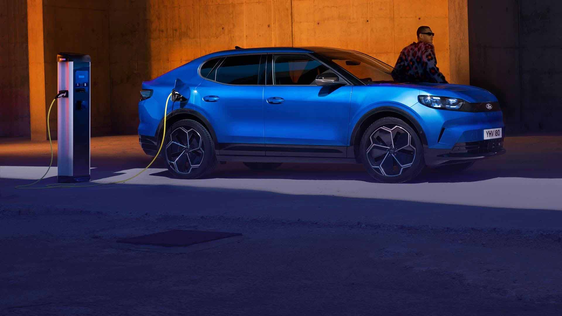 Hier ist zu sehen, wie der Ford Capri aufgeladen wird