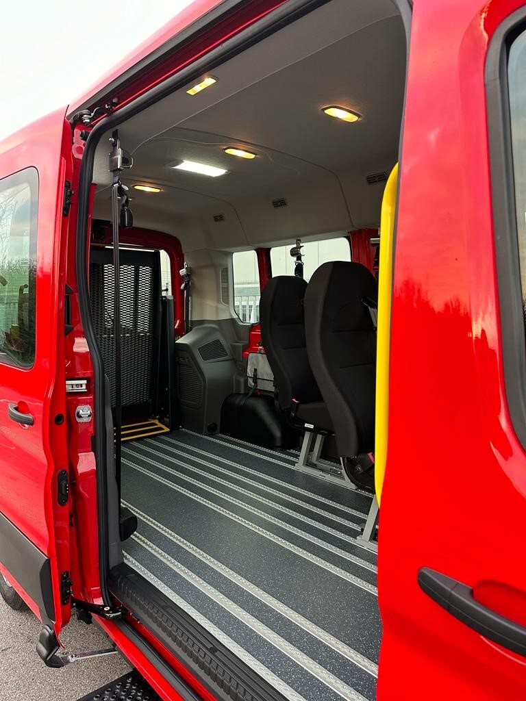 Seitliche Schiebetür mit Trittstufe