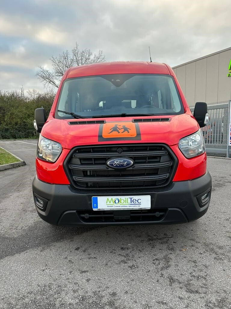 Ford Transit mit Beklebung – Frontansicht