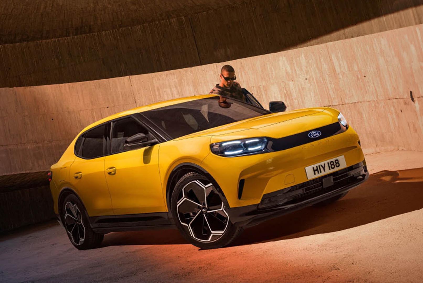 Hier ist der Ford Capri in einer knalligen Farbe zu sehen.